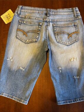 725 ORIGINAL - NWT Light Wash Distressed Size 9 Stretch Denim Shorts (L109)